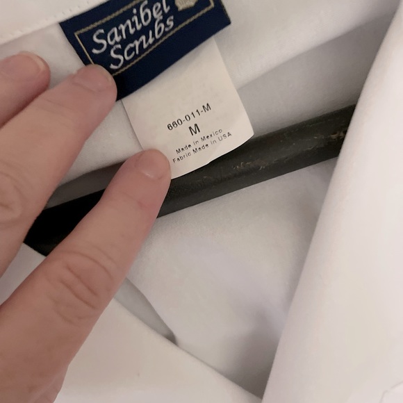 Sanibel Scrubs lab coat. Size Medium - Picture 2 of 5